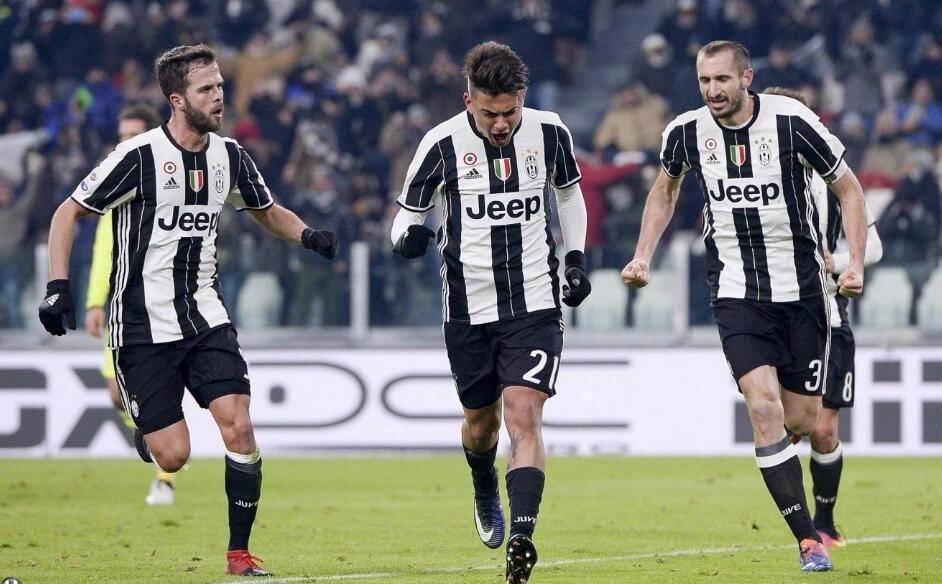 庆祝欧洲杯夺冠，英格兰女足前锋凯莉在伦敦街头跳舞（英格兰女足前锋凯莉伦敦街头起舞，庆祝欧洲杯夺冠）