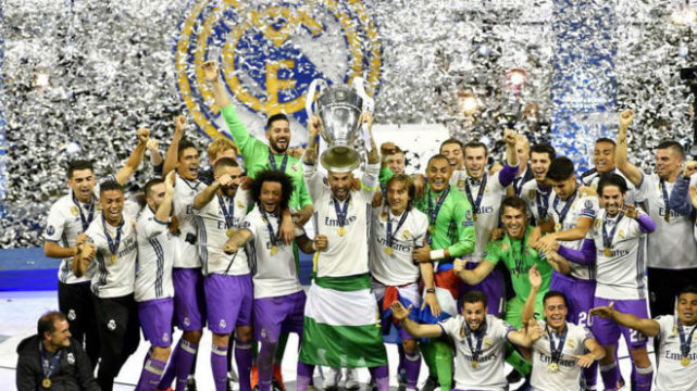 生涯之夜的两位新秀交换球衣合影后，奎因从哈珀手上要回球衣（生涯之夜两位新秀互换球衣合影，奎因随后向哈珀索回球衣）