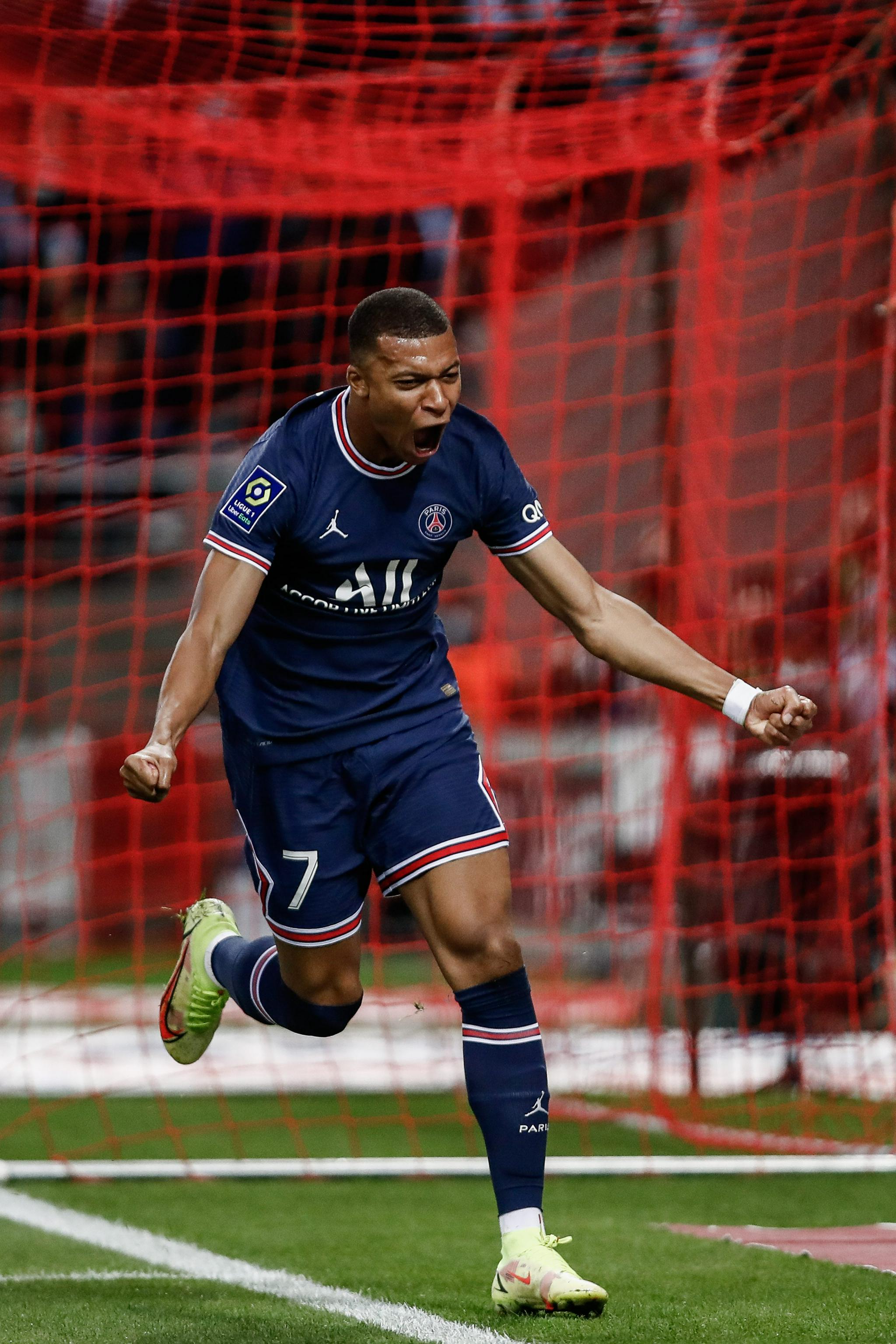 郑钦文狂揽1900万代言，伤病反弹能否满血冲2026？（郑钦文拿下1900万代言，伤病起伏后还能满血冲击2026吗？）