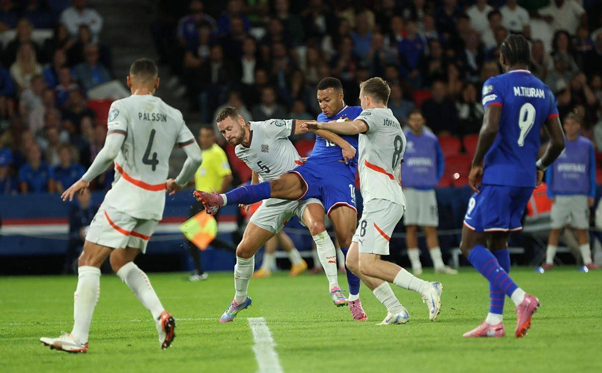 泰森底角接球，展现篮球技艺（泰森底角接球，尽显精湛球技）