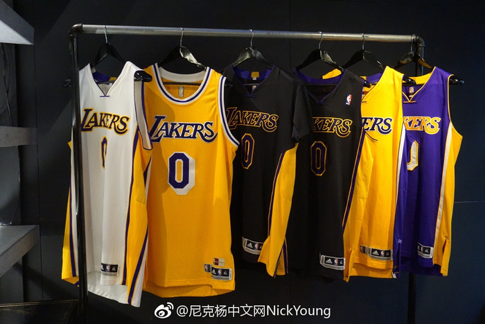 圣诞大战的震撼开场（圣诞大战惊艳开幕）