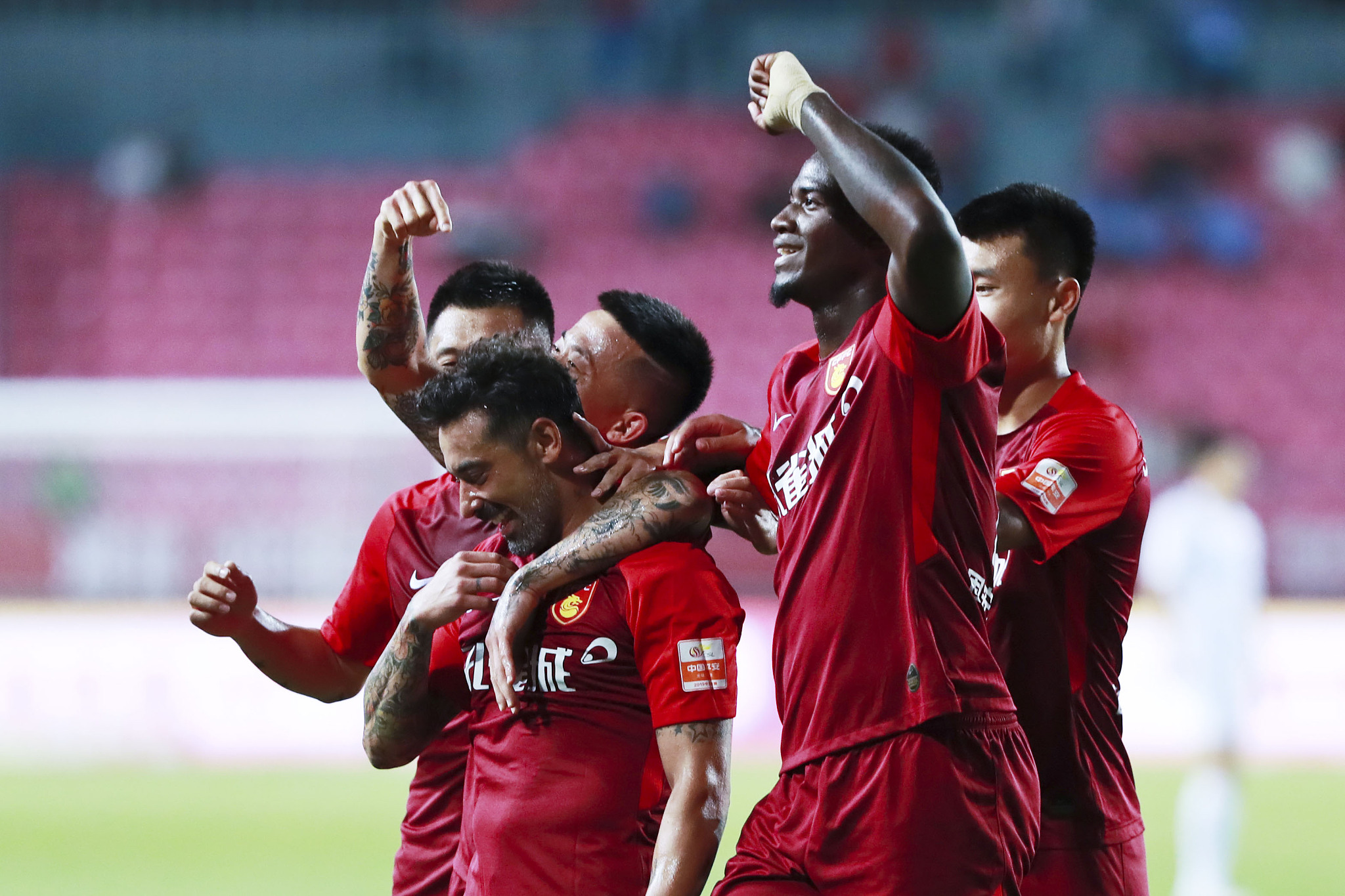 费迪南德：阿里也是一个普通人，并不是所有球员都能收获成功（费迪南德：阿里只是普通人，并非每个球员都注定成功）