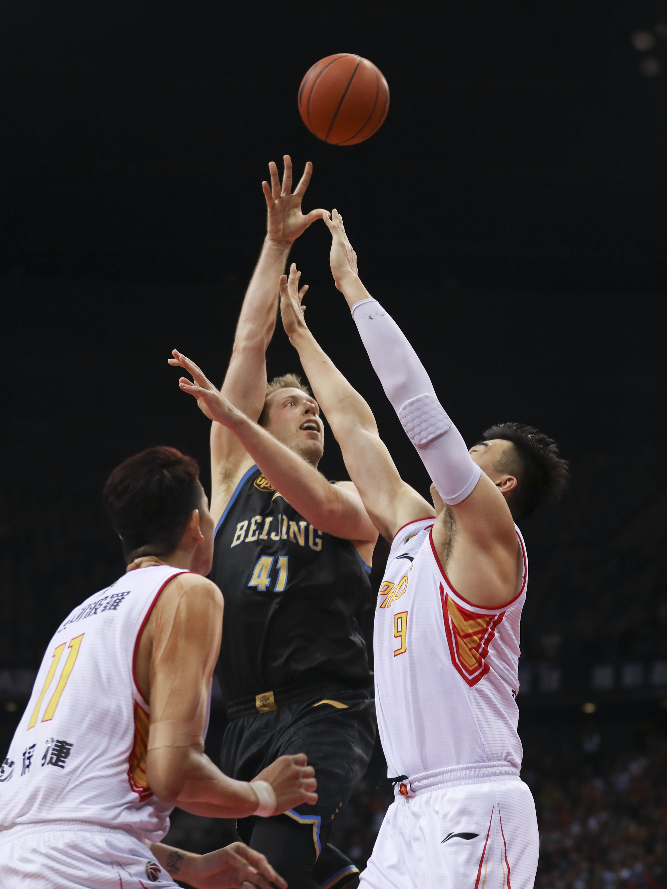 不太行！浓眉首节分钟3中0没得分 仅拿到2篮板（浓眉首节手感冰冷：3投全失零得分，仅2篮板）