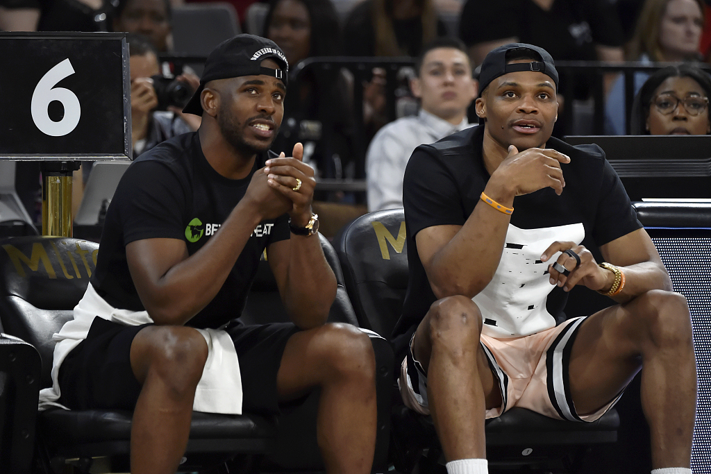 韦尔重在过去的三场比赛中，以其出色的表现赢得了广泛关注。（韦尔重近三场比赛表现抢眼，备受关注）