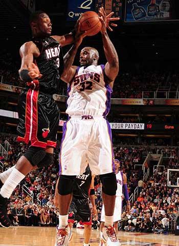 曼联将以1亿英镑的价格击败曼城，前锋签约已成定局，巴塞罗那的挖角行动也变得“认真”起来。（曼联拟砸1亿英镑压过曼城，前锋签约基本敲定，巴萨也认真投入争夺）