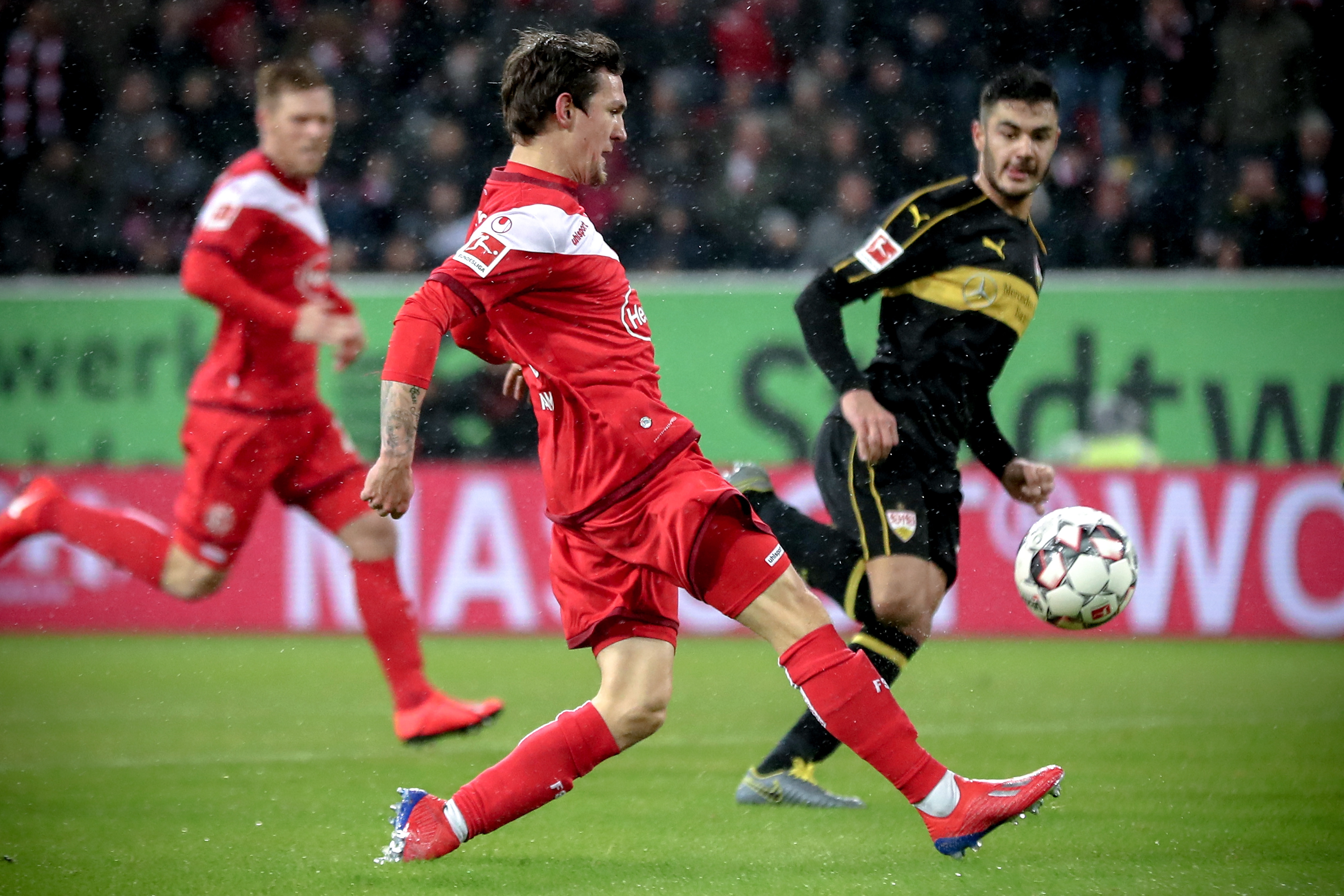 穆帅：我坚信我们还没出局；今天裁判很有风格但水平不高（穆帅：我们尚未出局；今夜裁判有风格但水准一般）