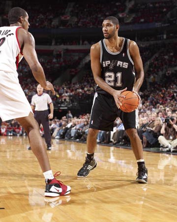 这雪有点大，欧冠赛前一名挪威记者在博德闪耀的球场边线处滑雪（大雪纷飞，欧冠赛前挪威记者在博德闪耀场边滑雪）